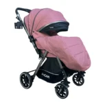 Coche para bebé Beverly Baby Cam color rosado con capota amplia, asiento acolchado y ruedas grandes para paseos cómodos y seguros.