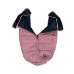 Coche para bebé Beverly Baby Cam color rosado con capota amplia, asiento acolchado y ruedas grandes para paseos cómodos y seguros.