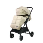 Coche para bebé Génova color beige con capota amplia, asiento acolchado y ruedas estables, ideal para paseos cómodos y seguros