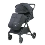 Coche para bebé Génova color negro con capota amplia, asiento acolchado y ruedas estables, ideal para paseos cómodos y seguros