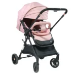 Coche para bebé Génova color rosado con capota amplia, asiento acolchado y ruedas estables, ideal para paseos cómodos y seguros