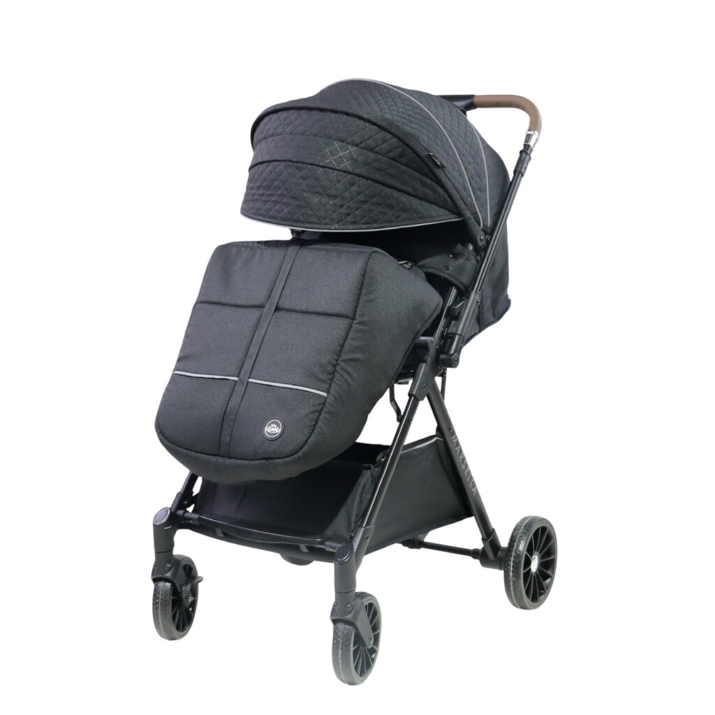 Coche para bebé Marsella color negro con capota amplia, asiento reclinable y ruedas grandes, ideal para paseos cómodos y seguros
