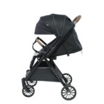 Coche para bebé Marsella color negro con capota amplia, asiento reclinable y ruedas grandes, ideal para paseos cómodos y seguros