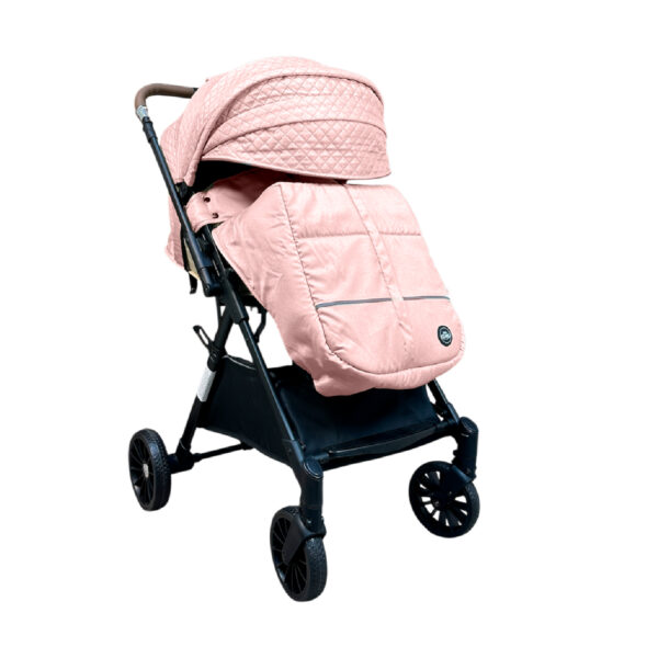 Coche para bebé Marsella color rosado con capota amplia, asiento reclinable y ruedas grandes, ideal para paseos cómodos y seguros
