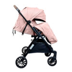 Coche para bebé Marsella color rosado con capota amplia, asiento reclinable y ruedas grandes, ideal para paseos cómodos y seguros