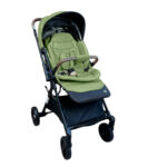 Coche para bebé Marsella color verde con capota amplia, asiento reclinable y ruedas grandes, ideal para paseos cómodos y seguros