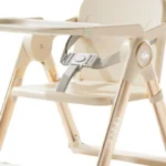 “Silla de comer Sienna Baby Cam color beige con bandeja desmontable, arnés de seguridad y estructura estable para bebé.”