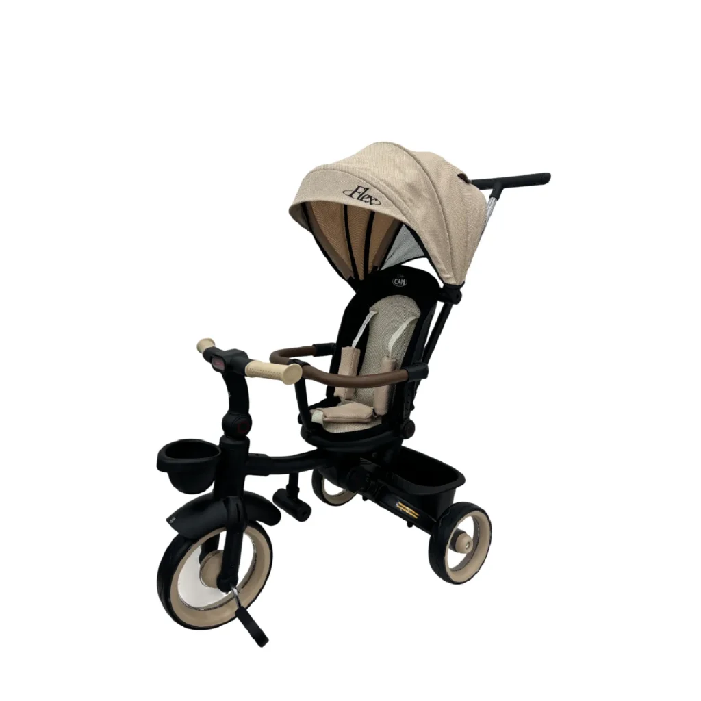 Triciclo Flex Baby Cam beige con capota, manija de empuje, asiento acolchado y canastilla, ideal para paseos seguros del bebé.