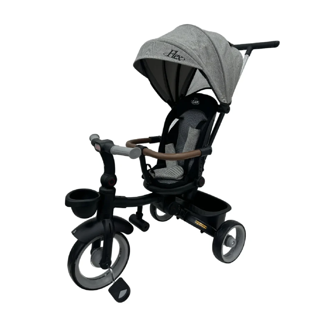 Triciclo Flex Baby Cam gris con capota, manija de empuje, asiento acolchado y canastilla, ideal para paseos seguros del bebé.