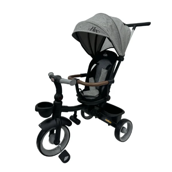 Triciclo Flex Baby Cam gris con capota, manija de empuje, asiento acolchado y canastilla, ideal para paseos seguros del bebé.