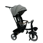 Triciclo Flex Baby Cam gris con capota, manija de empuje, asiento acolchado y canastilla, ideal para paseos seguros del bebé.