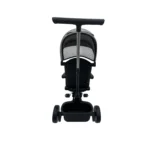 Triciclo Flex Baby Cam gris con capota, manija de empuje, asiento acolchado y canastilla, ideal para paseos seguros del bebé.