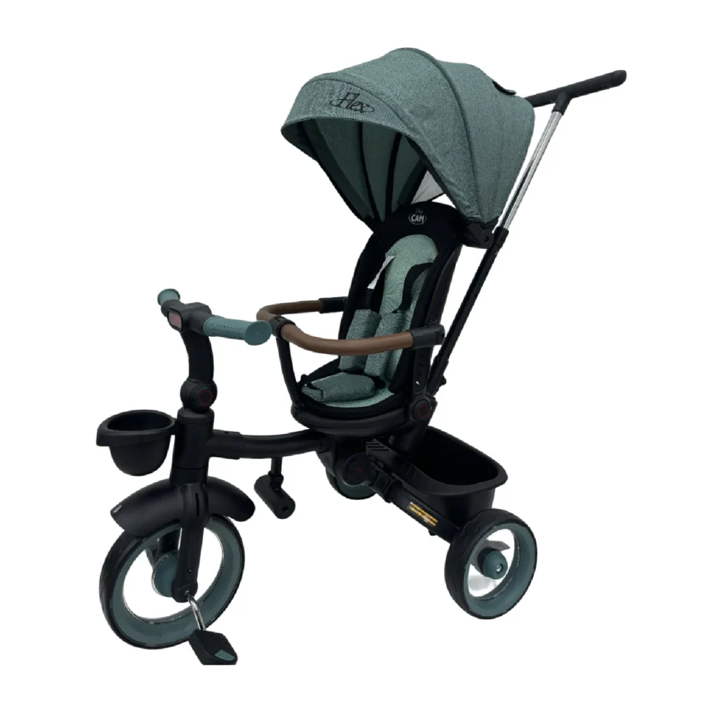 Triciclo Flex Baby Cam verde con capota, manija de empuje, asiento acolchado y canastilla, ideal para paseos seguros del bebé.