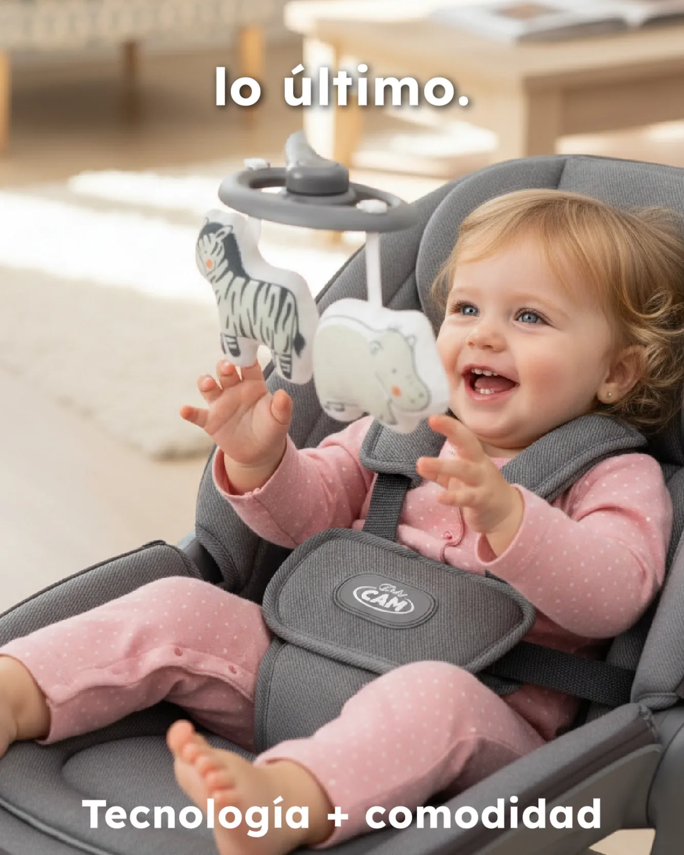 Bebé jugando feliz en mecedora Baby Cam gris con juguetes colgantes