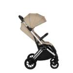 Coche para bebé Kronos Baby Cam color beige con capota amplia, asiento acolchado y ruedas grandes para paseos cómodos y seguros