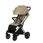 Coche para bebé Kronos Baby Cam color beige con capota amplia, asiento acolchado y ruedas grandes para paseos cómodos y seguros