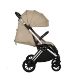 Coche para bebé Kronos Baby Cam color beige con capota amplia, asiento acolchado y ruedas grandes para paseos cómodos y seguros