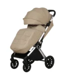 Coche para bebé Kronos Baby Cam color beige con capota amplia, asiento acolchado y ruedas grandes para paseos cómodos y seguros