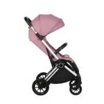 Coche para bebé Kronos Baby Cam color rosado con capota amplia, asiento acolchado y ruedas grandes para paseos cómodos y seguros