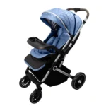 Coche para bebé Tokio New azul con asiento acolchado, bandeja frontal y ruedas giratorias con suspensión para paseos cómodos y seguros.