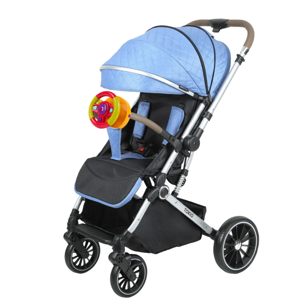 Coche para bebé Tokio New azul con asiento acolchado, bandeja frontal y ruedas giratorias con suspensión para paseos cómodos y seguros.