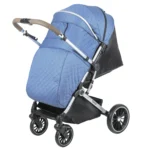 Coche para bebé Tokio New azul con asiento acolchado, bandeja frontal y ruedas giratorias con suspensión para paseos cómodos y seguros.