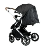 Coche para bebé Tokio New negro con asiento acolchado, bandeja frontal y ruedas giratorias con suspensión para paseos cómodos y seguros.