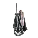 Coche para bebé Tokio New rosado con asiento acolchado, bandeja frontal y ruedas giratorias con suspensión para paseos cómodos y seguros.