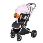 Coche para bebé Tokio New rosado con asiento acolchado, bandeja frontal y ruedas giratorias con suspensión para paseos cómodos y seguros.