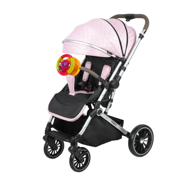 Coche para bebé Tokio New rosado con asiento acolchado, bandeja frontal y ruedas giratorias con suspensión para paseos cómodos y seguros.