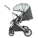 Coche para bebé Tokio New verde con asiento acolchado, bandeja frontal y ruedas giratorias con suspensión para paseos cómodos y seguros.