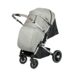 Coche para bebé Tokio New verde con asiento acolchado, bandeja frontal y ruedas giratorias con suspensión para paseos cómodos y seguros.