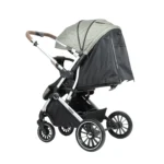 Coche para bebé Tokio New verde con asiento acolchado, bandeja frontal y ruedas giratorias con suspensión para paseos cómodos y seguros.