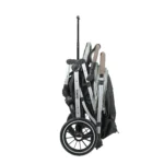 Coche para bebé Tokio New verde con asiento acolchado, bandeja frontal y ruedas giratorias con suspensión para paseos cómodos y seguros.